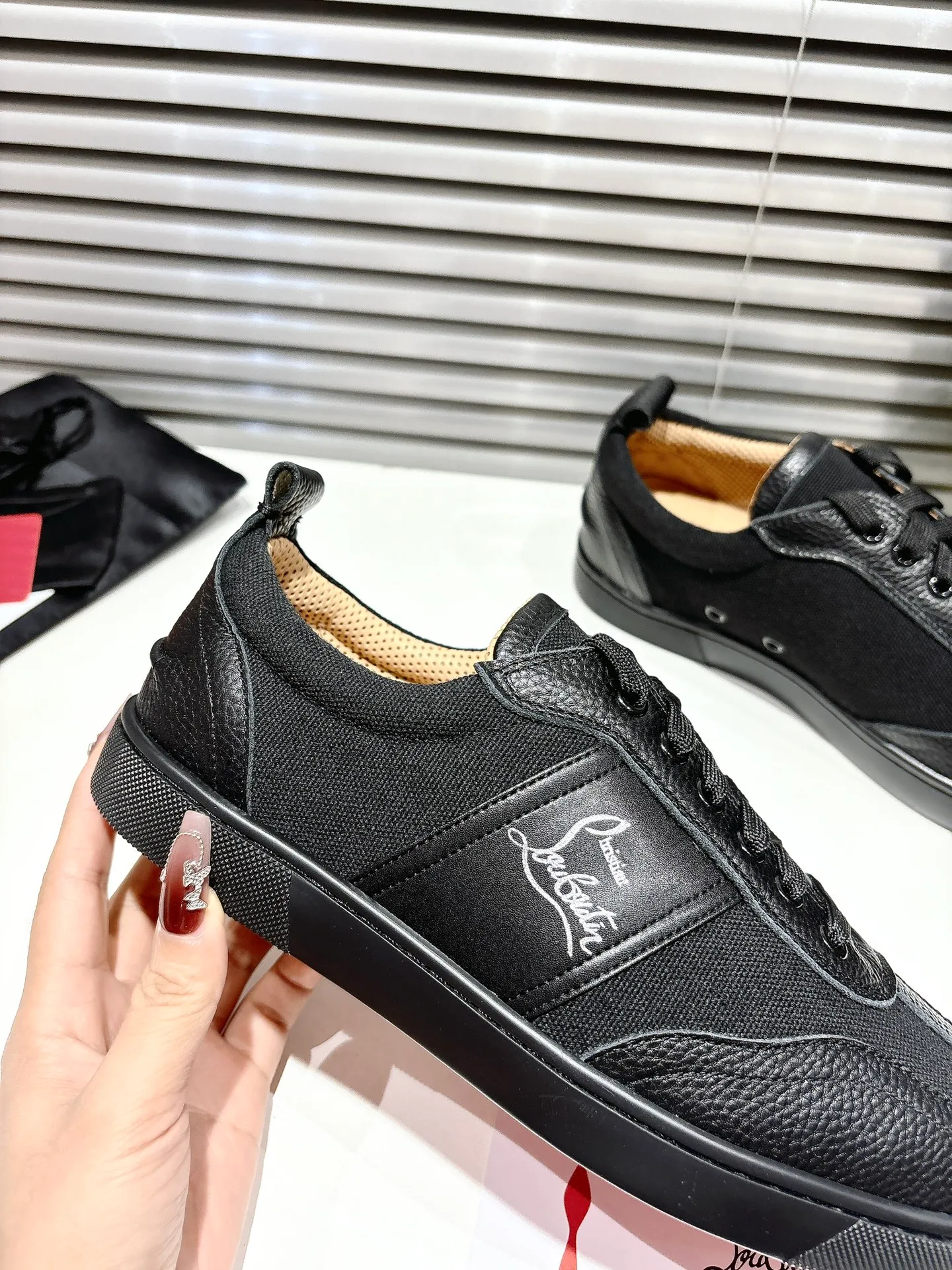 👟👟Ex-factory price 680👟👟 ╔Low top logo sports shoes╗ ·Top version customization·2025𝐬𝐬 𝑪𝒉𝒓𝒊𝒔𝒕𝒊𝒂𝒏 𝑳𝒐𝒖𝒃𝒐𝒖𝒕𝒊𝒏 Retero flat sneakers are smooth and crafted in white grained calfskin and canvas. It is decorated with a stylish side strap with the iconic Maison Christian Louboutin logo, contrasting with Cuoio brown leather for an effortlessly stylish look. This modern sneaker combines a retro '70s look with modern sophistication, featuring a flexible construction. ▪️No matter the last type, fabric, rhinestones, nails, lining, outsole, it is as close as possible to ZP... ▪️The original sole is specially provided by the original factory ▪️The lining is imported water-dyed cowhide ▪️Private customization time is about 3-7 days —————— Size: Women's 35M-41M Men's 38M-47M